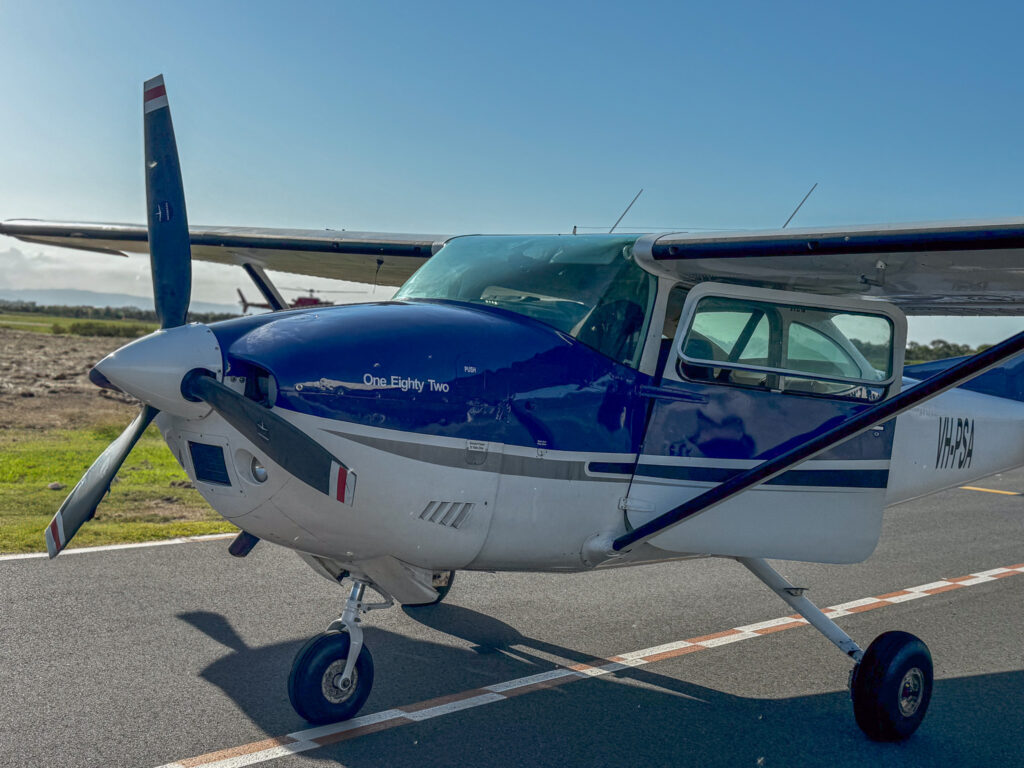 VH-PSA Cessna 182 at Redcliffe